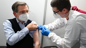 Alterspräsident als erster Bundestagsabgeordneter geimpft