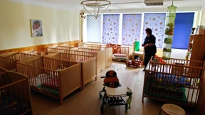 Krippenkinder zum Mittagsschlaf gefesselt