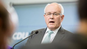 Arbeitskräfte rufen, Flüchtlinge willkommen heißen 