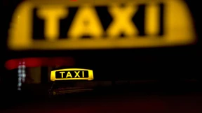 Taxifahrer wehrt sich gegen Räuber und stirbt fast