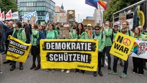 Tausende demonstrieren gegen Rechtsextremismus