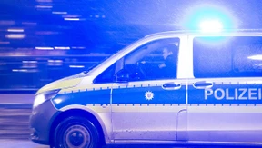 Jugendliche lösen Polizeieinsatz aus - Feuerwehr findet Toten
