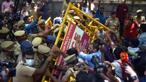 Junge Inder protestieren mit Gewalt gegen Militärreform