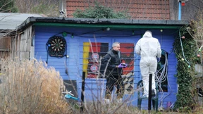 Junge Mutter in Schrebergarten einbetoniert