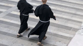 Ein Mann,  der in der Nische lebt