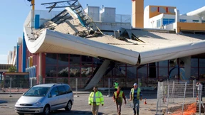 Flughafen-Dach stürzt ein