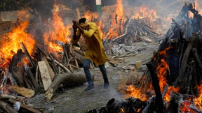 In Indien brennen die Corona-Toten