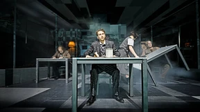 Hilfloses Paar im Bühnenschnee