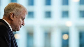 Alle Blicke auf Seehofer