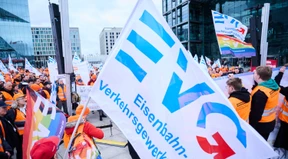 EVG entscheidet über unbefristeten Bahnstreik