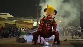 Abgeschobene Migranten verbrennen Trump-Piñata