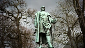 Bismarck-Statue in Frankfurt-Höchst vom Sockel gestürzt