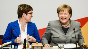 Kramp-Karrenbauer will nicht am Stuhl der Kanzlerin sägen