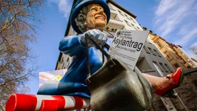 Sturm hält Zehntausende Narren von der Straße fern
