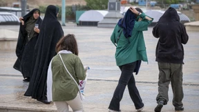 Studentin entkleidet sich auf Campus in Teheran