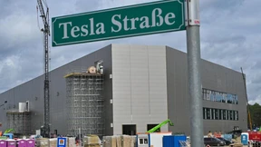 Tesla hält an Bau von Batteriefabrik fest
