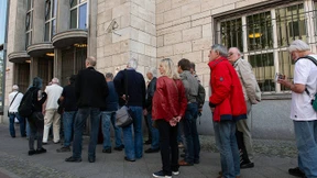 Schlange stehen für eine Münze