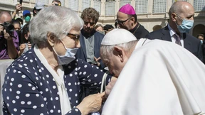 Papst küsst Tätowierung einer Auschwitz-Überlebenden