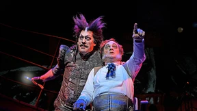 Schwarzes Spektakel mit Längen