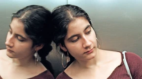 Drei Frauen tragen einen Film