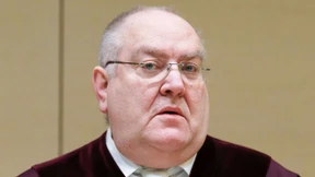 Der Richter mit den dicken Silikonbrüsten 