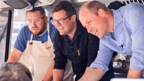 Prinz William serviert Burger