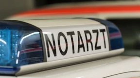 Auto steht nach Unfall auf Autobahn in Flammen