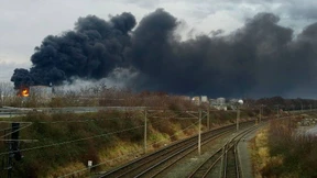 Schwarze Rauchsäule zieht kilometerweit