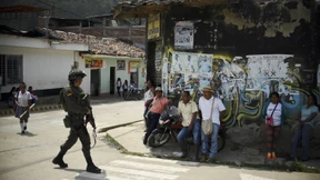 Guerrilla-Kämpfer am Hotelpool