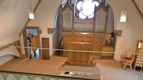 Pflegefall thront auf der Empore