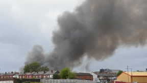 Himmelslaterne verursacht Großbrand in Recyclingfabrik