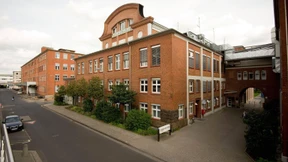 Heraeus feiert Rekorde und stellt ein