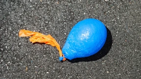 Mann in Neonazi-Kleidung verteilt Luftballons in Kita