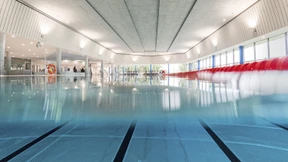 Eine Kletterwand über dem Sprungbecken