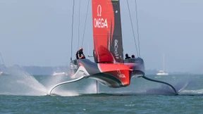 In eine Wand aus Gischt