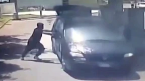 Fünf Männer in Auto eingesperrt und angezündet