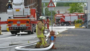 Mit Wasserschleier  und Schutzanzug