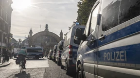 Oberbürgermeister Mike Josef schaut auf Hamburg