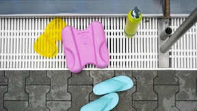 Auf Kinder im Freibad aufpassen