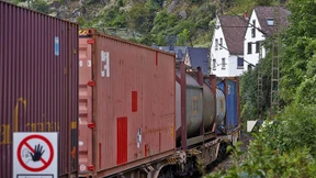 Mehr als 300 Migranten in Güterzügen aufgegriffen