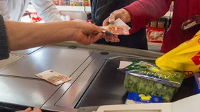 Gibt es Arbeitslosengeld künftig an der Supermarktkasse?
