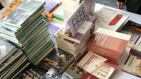 Greift zu, Ausländer, lest und lernt!