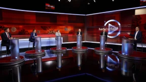 Wer darf auf den Platz — Fußballprofis oder Kinder?