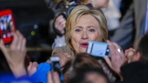 Hillary im ungewohnten Höhenflug