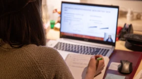 Einsamkeit beim Lernen erhöht Uni-Stress