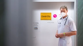 Mit positivem Coronatest zum Patienten