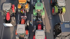Bauern legen mit Traktoren den Verkehr lahm