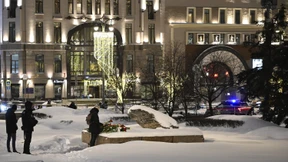 Blumen an Denkmälern für Stalins Opfer