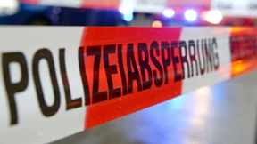 Lastwagen durchbricht Leitplanke und stürzt von A7