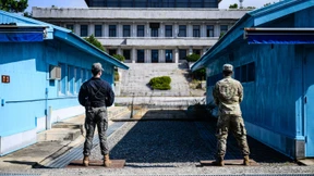 Zehn Europäer bewachen einen eingefrorenen Krieg